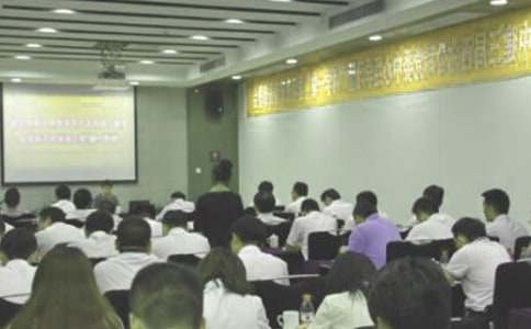 助理的競聘演講稿3篇