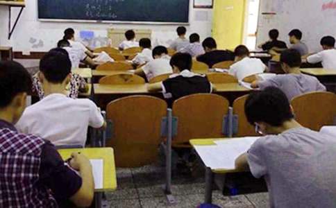 用心考試爭(zhēng)創(chuàng)佳績(jī)國(guó)旗下講話稿