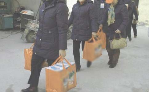 小班下學(xué)期語(yǔ)言教案《企鵝送禮物》